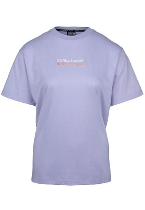 Lavendel katoenen t-shirt met korte mouwen, ronde halslijn en een dual-text logo "GORILLA WEAR" in witte en oranje borduursel aan de voorkant.