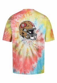Tie-dye kortärmad t-shirt med en framträdande grafik av San Francisco 49ers hjälm, med ordet "NINERS" upprepat i fet vit text.