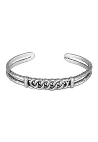 Silverfärgad armband i cuffstil med en flätad central design, som har en texturerad yta och släta ändar, vilket framhäver sin metalliska finish.