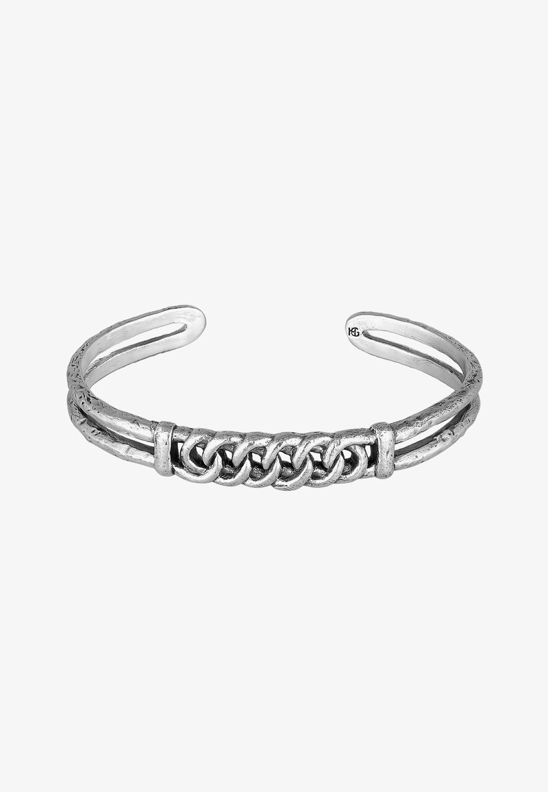 Silverfärgad armband i cuffstil med en flätad central design, som har en texturerad yta och släta ändar, vilket framhäver sin metalliska finish.