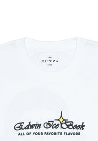 T-shirt bianca in cotone con scollatura rotonda, caratterizzata da una grafica nera e gialla con la scritta "Edwin Ice Book" e "TUTTI I TUOI GUSTI PREFERITI".