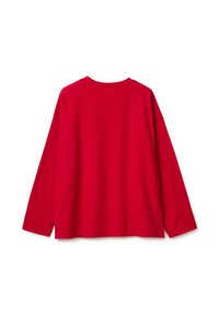 Czerwona koszula z długim rękawem wykonana z gładkiej tkaniny. Posiada okrągły dekolt i luźny krój z przeszytymi szwami na ramionach oraz prosty dół.