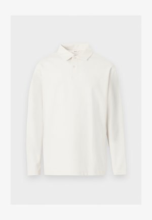 Hosszú ujjú fehér galléros póló két gombbal, egy világos háttéren laposan elhelyezve.