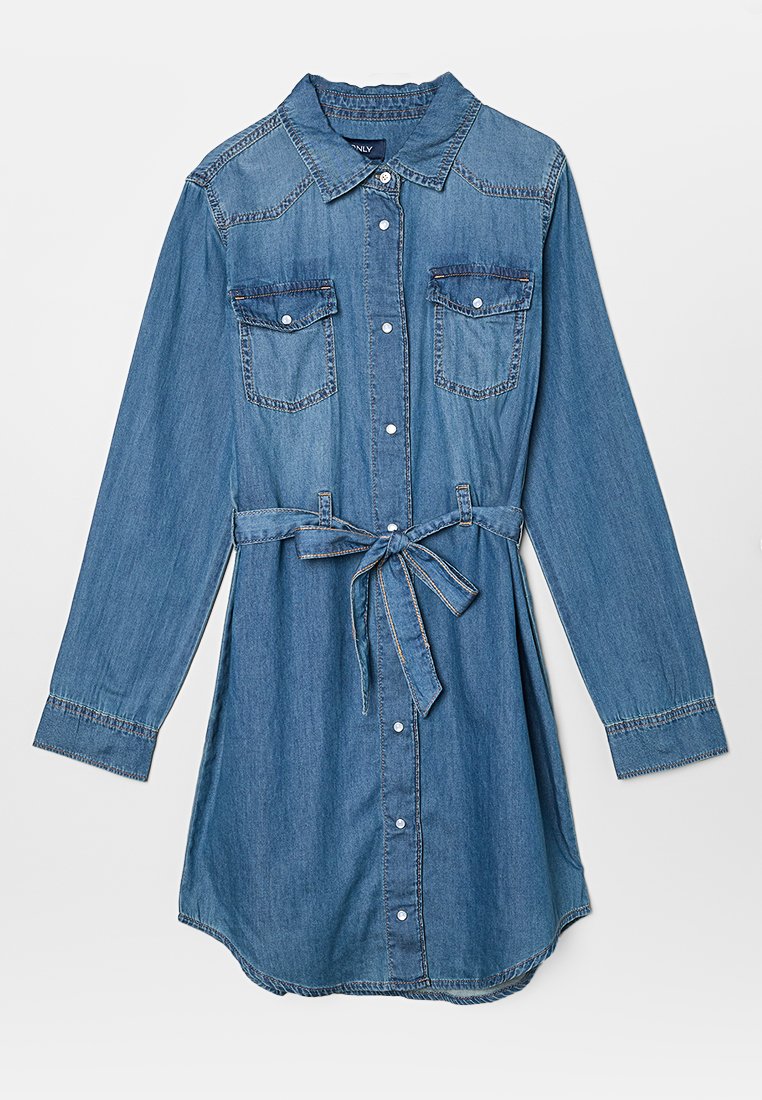Robe chemise en jean bleu, dotée d'un col, de manches longues, de deux poches poitrine, de boutons sur le devant et d'une ceinture en tissu pour l'ajustement.