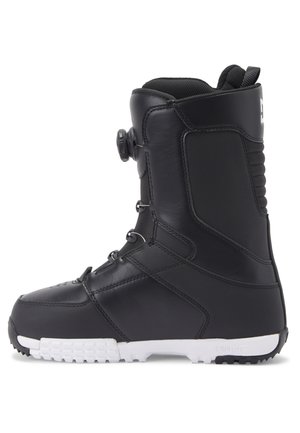 Zwarte snowboardboot met een gladde leren bovenkant, gestructureerde accenten en een onderscheidende witte rubberen zool met een patroon voor grip.