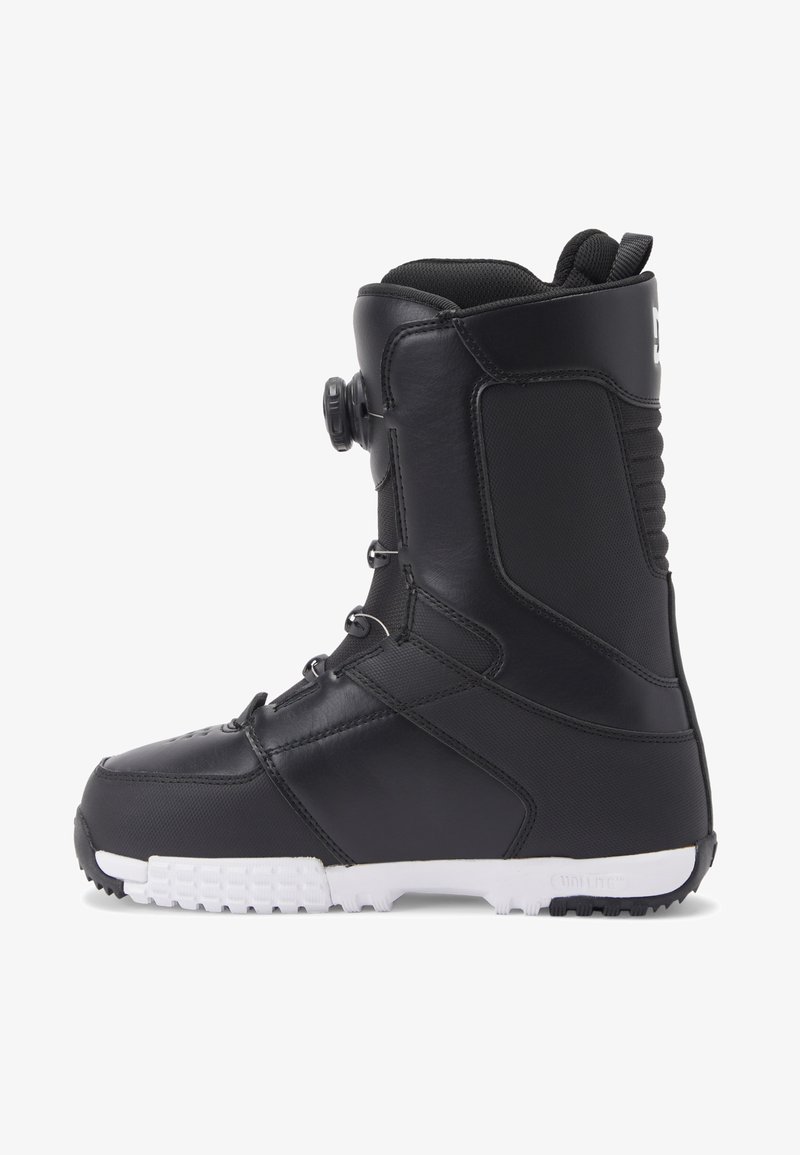 Čierna snowboardová topánka s hladkým koženým zvrškom, textúrovanými akcentmi a výraznou bielou gumovou podrážkou s vzorovaným gripom.