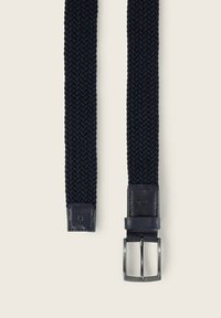 Ceinture tissée bleu marine avec un motif texturé, finie par une touche en cuir lisse et une boucle rectangulaire métallique.
