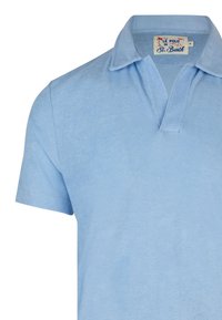 Polo shirt azzurro chiaro a maniche corte con colletto classico e una pattina verticale. Presenta una texture del tessuto e un'etichetta cucita.