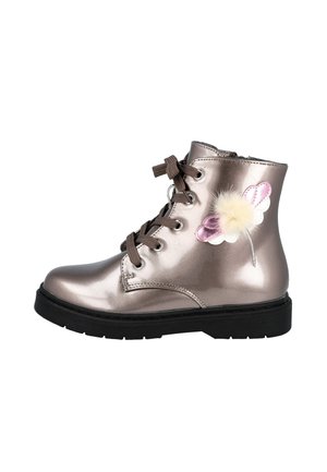 Bota infantil brillante de color gris metálico con cordones, suela negra y decoración lateral de flores rosa, blanca y amarilla.