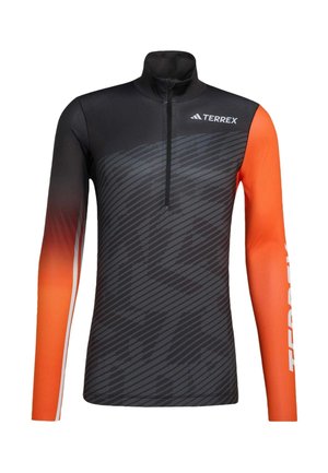 Zwart en donkergrijs gestreept sportshirt met lange mouwen, een hoge kraag, een voorrits en heldere oranje mouwen, met het merk "TERREX" op de borst en mouw.