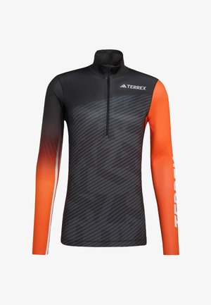 Schwarzes und dunkelgraues, gestreiftes Sportoberteil mit langen Ärmeln, hohem Kragen, Reißverschluss vorne und leuchtend orangenen Ärmeln, mit "TERREX"-Logo auf Brust und Ärmel.