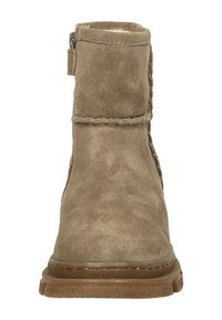 Bruine suède enkellaars met een zijrits, decoratieve stiksels en een rubberen profielzool. Textielen voering en een ronde neus.