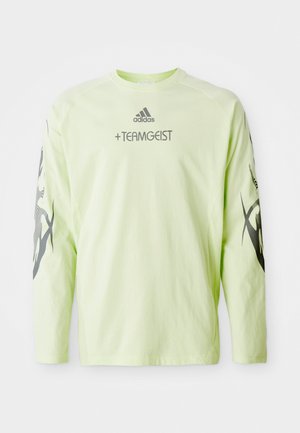 Langsleeve shirt van lichtgroene stof met zwarte grafische ontwerpen op de mouwen en grijze logo-tekst op de voorkant. Ronde hals, casual pasvorm.
