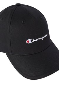 Gorra de béisbol negra hecha de tela con visera curvada, que presenta un logotipo bordado en blanco de "Champion" y un acento rojo en el logotipo.