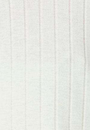 Tissu blanc côtelé avec des plis verticaux, présentant une texture douce et une finition uniforme. Aucun motif ni détail matériel visible.