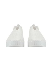 Weißer Slipper mit einem strukturierten Textil-Obermaterial und einer kontrastierenden strukturierten Gummisohle. Abgerundete Spitze und minimalistisches Design.