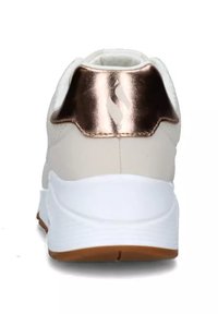 Sneaker bianco con superiore testurizzato, accento al tallone in oro rosa metallico e suola in gomma di colore marrone chiaro.