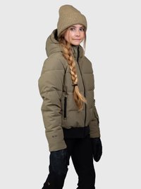 Jovem vestido com um casaco puffer verde-oliva com capuz, touca de malha bege, luvas pretas e calças pretas, posicionado contra um fundo simples.