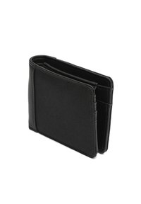 Portafoglio bifold in tessuto nero con bordi cuciti, parzialmente aperto che mostra gli slot per le carte all'interno, isolato su sfondo bianco.