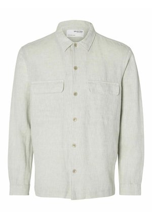 Camisa de lino gris claro con botones y cuello, dos bolsillos en el pecho y cierre de botones, con una tela ligeramente texturizada.
