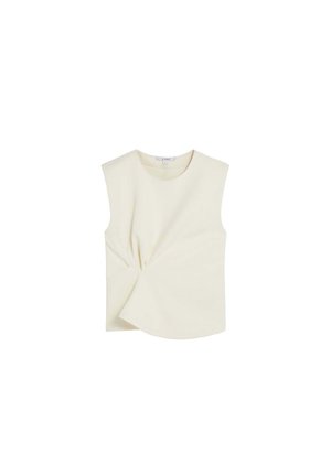Top crema sin mangas con cuello redondo y detalle asimétrico de tela retorcida en la parte frontal.