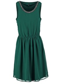 Robe verte sans manches jusqu'aux genoux avec taille froncée et bordure de décolleté ornée de perles, réalisée en tissu léger et fluide.