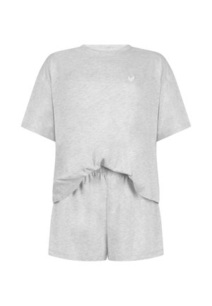 Lichtgrijs casual topje met korte mouwen en een klein logo op de borst, ingestopt in bijpassende shorts met een elastische tailleband.