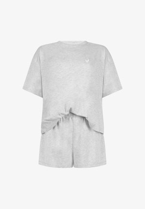 Lichtgrijs casual topje met korte mouwen en een klein logo op de borst, ingestopt in bijpassende shorts met een elastische tailleband.