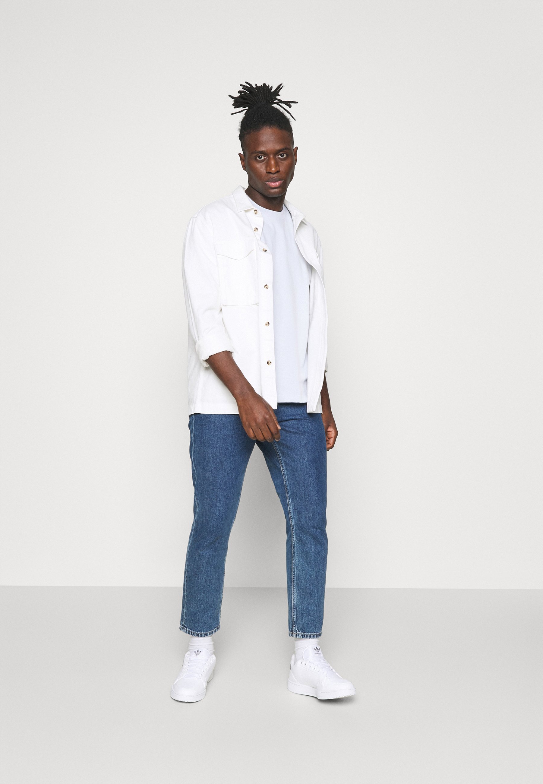 adidas Originals PREMIUM TEE UNISEX - Camiseta básica - halo blue/azul claro  - Zalando.es