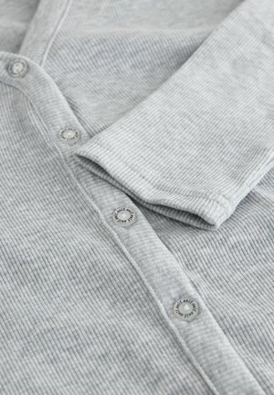 Grauer gerippter Cardigan mit einer Knopfleiste, der mit glatten Knöpfen und einer weichen Textur ausgestattet ist und ein lässiges Design hervorhebt.