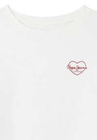 Valge lühikeste varrukatega T-särk, mis on valmistatud puuvillast, ümmarguse kaelusega ja punase südamekujuline logo, millel on kirjas "Pepe Jeans London". Lihtne tekstuur.