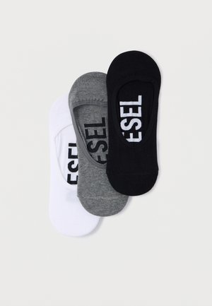 Drei Paar flache Socken in Schwarz, Grau und Weiß, aus einer weichen Baumwollmischung, mit auffälligem "DIESEL" Schriftzug in kontrastierenden Farben.