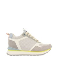 Zapatilla deportiva gris con paneles de malla y ante, acentos blancos, detalles en azul claro y una franja amarilla en la suela. Presenta una puntera redondeada.