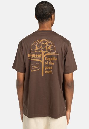 Braunes Baumwoll-T-Shirt mit einem grafikdesign von Blumen und hellbraunem Text, der "Element" und "Lieferant des Guten" sagt.