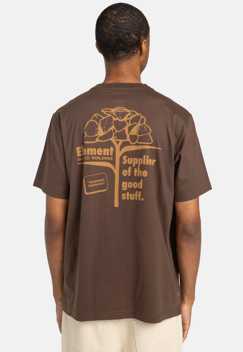 Camiseta de algodón marrón con un diseño gráfico de flores y texto en marrón claro, que dice "Element" y "Proveedor de lo bueno."