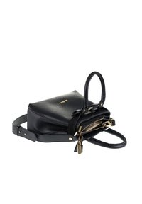 Borsa a tracolla in pelle nera con dettagli dorati, chiusura con zip, doppi manici e tracolla regolabile; superficie testurizzata e forma rettangolare compatta.