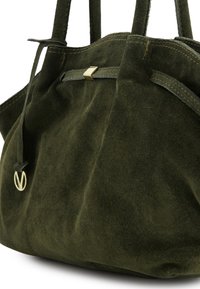 Kabelka z olivově zeleného semiše s jemnou strukturou, zlatými kovovými doplňky a dvojitými řemínky. Má nabraný design a prošité detaily.