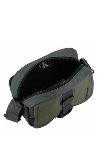 Borsa a tracolla rettangolare, grigia e verde oliva, realizzata in materiale sintetico resistente. Dotata di chiusura con zip e tracolla regolabile.