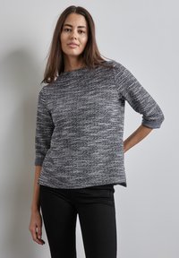 Grau-schwarz gestreifter Pullover mit rundem Ausschnitt, Dreiviertelärmeln und lockerer Passform. Weiche Textur mit minimaler Detailgestaltung.
