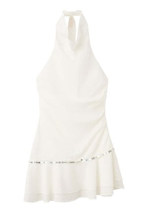 Robe blanche à col halter avec jupe à volants et bordure en sequins argentés au-dessus de l'ourlet, présentée sur un fond uni.