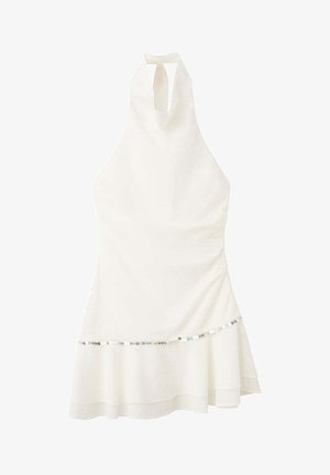 Robe blanche à col halter avec jupe à volants et bordure en sequins argentés au-dessus de l'ourlet, présentée sur un fond uni.