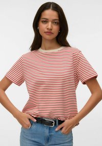 Rood-wit gestreept T-shirt met een ronde hals, korte mouwen en een losse pasvorm, gecombineerd met een high-waisted blauwe spijkerbroek en een zwarte riem.
