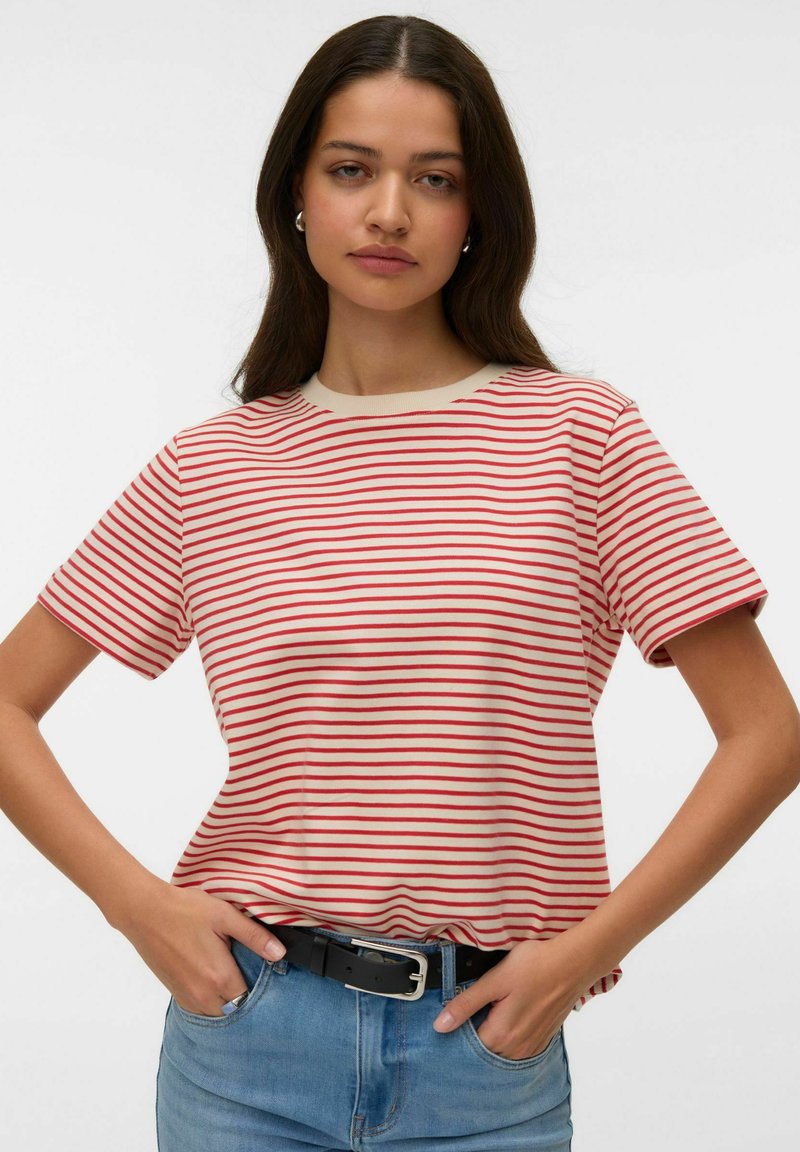 Rood-wit gestreept T-shirt met een ronde hals, korte mouwen en een losse pasvorm, gecombineerd met een high-waisted blauwe spijkerbroek en een zwarte riem.