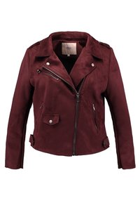 Giacca biker bordeaux in similpelle scamosciata con colletto con risvolti, tasche con zip, dettagli con bottoni a pressione e chiusura frontale asimmetrica con zip.
