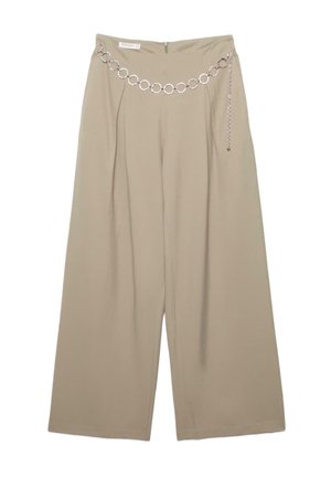Beige bukser med vide ben, høj talje og dekorativt sølvkæde bælte med forbundne cirkulære ringe.