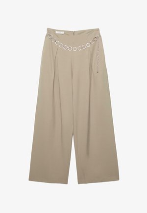 Béžové široké nohavice s vysokým pásom a ozdobným strieborným reťazovým opaskom s prepojenými kruhovými prackami.