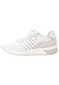 Białe sportowe buty z siateczkowym wierzchem, zamszowymi akcentami i ozdobnymi ćwiekami. Posiadają amortyzującą podeszwę oraz gładki kołnierz pięty.