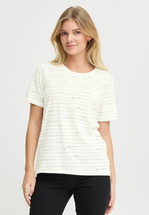 Hvid t-shirt med korte ærmer, prydet med håndskrevne bynavne i sort i vandrette linjer, rund halsudskæring og afslappet pasform.