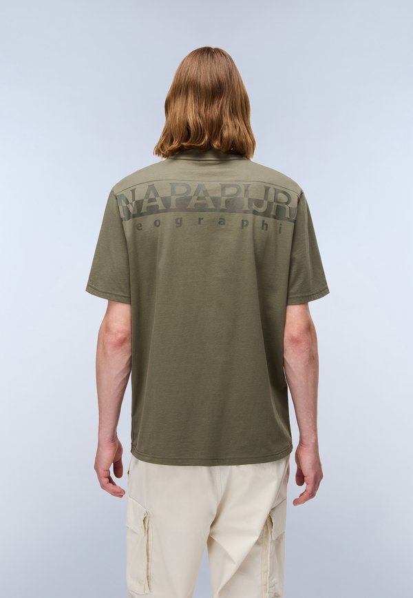 FANES - Print T-shirt - tea leaf