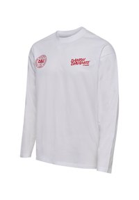 Witte lange mouw shirt met rode tekst "DANISH DYNAMITE" op de borst en een rood cirkelvormig logo van de Deense Voetbalbond aan de linkerbovenkant.